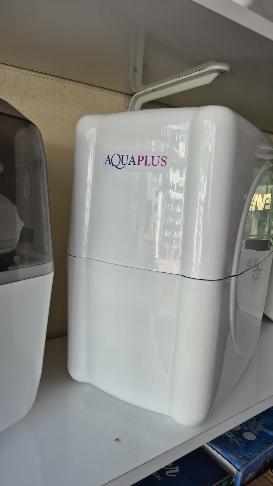 Aquaplus su arıtma cihazı ürün rafında sergilenirken